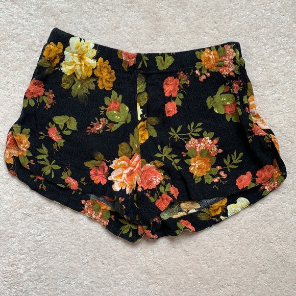 🔮2/$15🔮 Black floral print crepe shorts - Picture 1 of 3